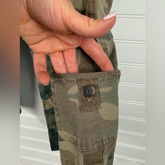 J.Crew women’s camo broken in, chino classic twill, city fit crops. Size 10 - Picture 7 of 7